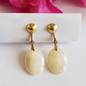 Vintage screwback earrings mother of pearl gold tone sea shell